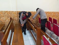 Kapolsek Karangtengah melaksanakan giat sterilisasi dan pengamanan Perayaan Natal Di GKMI Buyaran