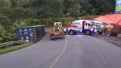 Kecelakaan tunggal Truk Muat Triplek di turunan Kalimalang Jambu Kabupaten Semarang