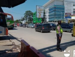 Anggota Unit Lantas Polsek Tingkir Pantau Kelancaran Arus Lalulintas Di Gerbang Terminal Salatiga