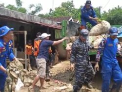 Kolaborasi Satpolairud dan TNI AL Bersihkan Lumpur Sisa Banjir Bandang di Tambakromo Pati