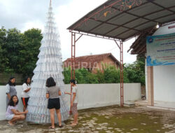Kreatif, Gereja di Pati Ini Bikin Pohon Natal dari Sampah Plastik
