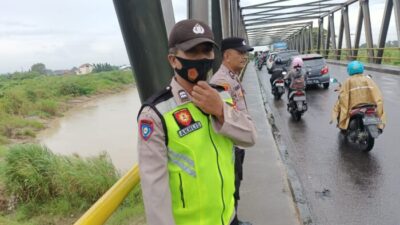 Kspk 3 Polsek Kebonagung Monitoring Debit Air Sungai Tuntang Saat Curah Hujan Tinggi