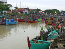 Gelombang Tinggi Hingga 2,5 Meter di Laut Jawa, Nelayan Tradisional Rembang Berhenti Melaut