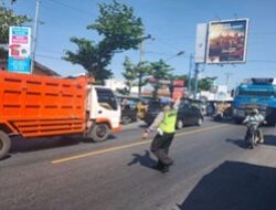 Urai Kepadatan, Personil Unit Lantas Polsek Kragan Lakukan Pengaturan Lalin Di Depan Pasar Kragan