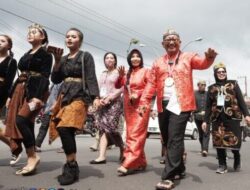 Pakai Baju Khas Tionghoa, Pj Wali Kota Salatiga Buka Festival Kampung Singkong