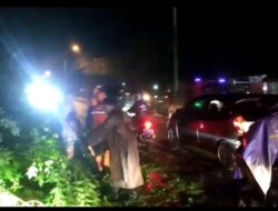 Pasca Pohon Tumbang Piket SPKT Polsek Karanganyar Bersama Warga Lakukan Evakuasi