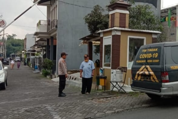 Patroli Dialogis Di Perumahan, Unit Samapta Polsek Sidomukti Berikan Himbauan