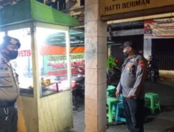 Patroli Malam Polsek Tingkir Himbau Pedagang Kaki Lima Pasar Raya Salatiga Aktif Menjaga Situasi Kamtibmas Jelang Tahun Baru 2023