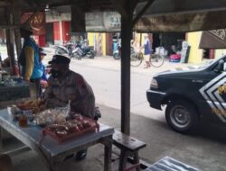 Patroli Polsek Dempet Himbau Pedagang Pasar Menjaga Kamtibmas Jelang Tahun Baru 2023