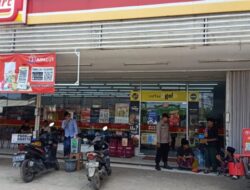 Patroli Polsek Sarang Sambang Minimarket Berikan Himbauan Kamtibmas dan Prokes