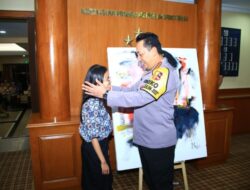 Penghujung Tahun 2022, Kapolri Mendapat Lukisan dari Remaja Disabilitas