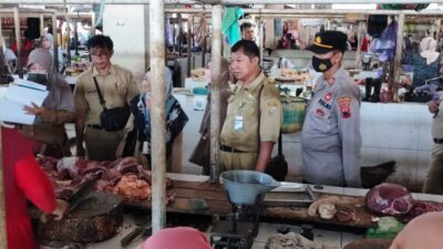 Personel Polres Batang Dampingi TPID Pantau Harga Kebutuhan Pokok Stabil Jelang Natal