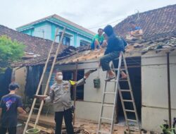 Personel Polsek Batang Kota Bantu Perbaiki Rumah Warga Yang Terkena Angin Puting Beliung