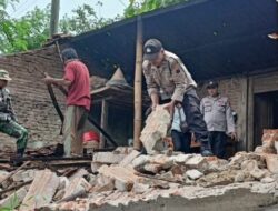 Personil Polsek Sluke Gotong Royong Bantu Bersihkan Puing-puing Rumah Roboh