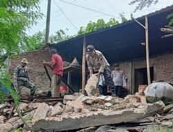 Personil Polsek dan Koramil Sluke Rembang Gotong Royong Bantu Warga Bersihkan Rumah Roboh