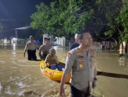 Petugas Gabungan TNI-Polri dan BPBD Evakuasi Warga Korban Banjir Bandang di Pati