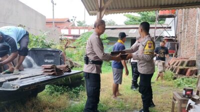 Polisi Beri Bantuan Genting Pada Warga Akibat Terkena Angin Puting Beliung