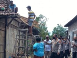 Polres Demak Bantu Korban Angin Puting Beliung di Karangawen