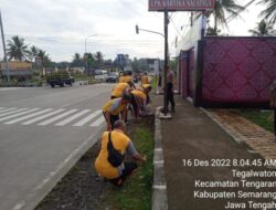 Jelang Nataru Anggota Polsek Tingkir Bersih-Bersih Di Pos Pam Exit Tol Salatiga