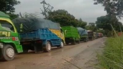 Proyek Pelebaran Jalan di Kabupaten Rembang Bikin Macet Jalur Tahunan-Sale