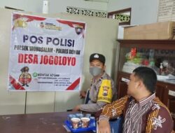 Sambangi Warga, Bhabinkamtibmas Sosialisasikan Aplikasi Dumas Polri Dan Pos Polisi Keliling