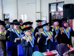 Sekolah Lansia di Banjarnegara Wisuda 30 Siswa, Ada yang Berusia 87 Tahun