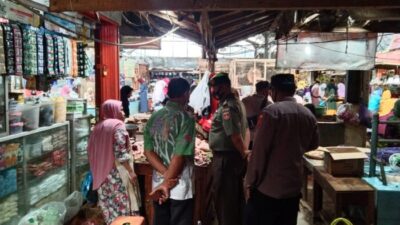 Blusukan Pasar, TNI Polri Pastikan Harga Komoditas Pangan Tercukupi Jelang Tahun Baru