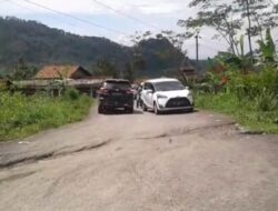 Tak Terdeteksi, Wisatawan Dieng Terjebak Jalan Longsor di Majatengah Banjarnegara
