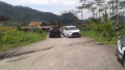 Tak Terdeteksi Google Map, Wisatawan Dieng Terjebak Jalan Longsor di Majatengah Banjarnegara