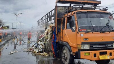 Truk Angkut Forklift Terbakar di Demak, Diduga Korsleting Listrik