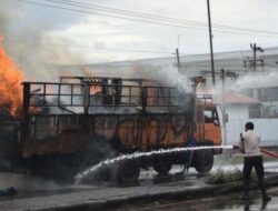 BREAKING NEWS: Truk Fuso Muatan Springbed dan 2 Forklift Terbakar di Jalan Sayung Demak