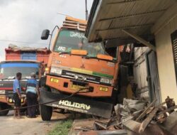 Kecelakaan Tunggal, Truk Tronton Tabrak 3 Rumah di Jalur Pantura Rembang
