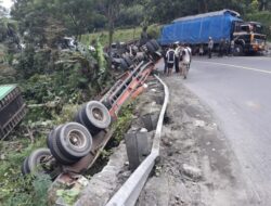 Truk kontainer bermuatan triplek terguling di Jalan raya Jambu Semarang, Kasat Lantas : “Nihil Korban jiwa…”
