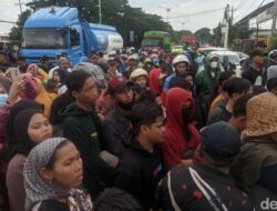 Warga Pesisir Geruduk DPRD Demak Tuntut Penanganan Rob, Lalin Macet