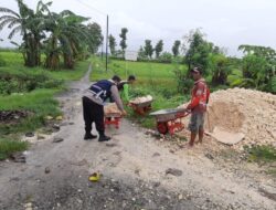 Wujud Kepedulian Bhabinkamtibmas Gotong Royong Bantu Warga Membangun Jalan Desa