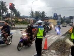 Wujudkan Kondusifitas Wilayah Kapos Pam 04 Polres Salatiga Berikan Himbauan Keselamatan Lalulintas Kepada Masyarakat Pengguna Jalan Di Exit Tol Salatiga