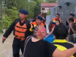 Tim SAR Brimob Polda Jateng Evakuasi Korban Banjir di Perumahan Dinar Indah Semarang