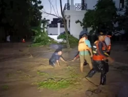 Petugas Gabungan Evakuasi Warga yang Terjebak Banjir Bandang Kebonbatur Mranggen