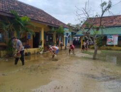 Pasca Banjir Sisakan Lumpur di Sekolah, Guru Hingga Polisi Terjun Kerja Bakti di Sekolah