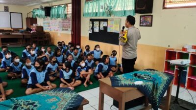 Aiptu Metrizal Sambang SD PL Servatius Gunung Brintik Berikan Binluh Kenakalan Remaja