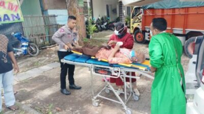 Aksi Heorik, Briptu Okky Anggota Polres Rembang Bantu Kakek Lansia Jatuh di Taman Kartini