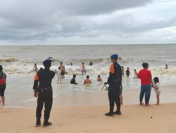 Aksi Personel Brimob Polda Kalbar Selamatkan Anak Tenggelam Terbawa Arus Di Pantai Pasir Panjang