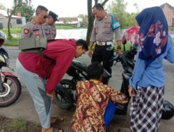 Aksi Terpuji, Polsek Bonang Membantu Pengendara Motor Yang Sedang Mogok