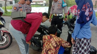 Aksi Terpuji, Polsek Bonang Membantu Pengendara Motor Yang Sedang Mogok