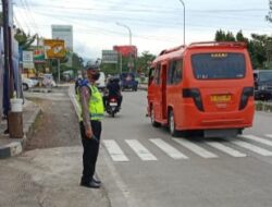 Anggota Pam 04 Polres Salatiga Himbau Masyarakat Pengguna Jalan Mematuhi Peraturan Berlalulintas