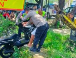 Anggota Polsek Demak Sigap Bantu Evakuasi Sepeda Motor Tercebur Sungai