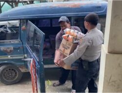 Anggota Polsek Sale Bantu Bawakan Barang Belanjaan Masyarakat