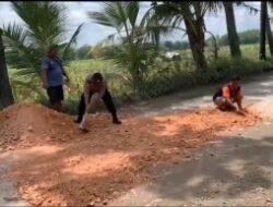 Anggota Polsek Sale Bantu Perbaiki Sementara Jalan Rusak dan Berlubang, Hindari Kecelakaan