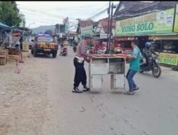 Anggota Polsek Sedan Bantu Pedagang Memindahkan Barang Dagangan di Pasar Sedan