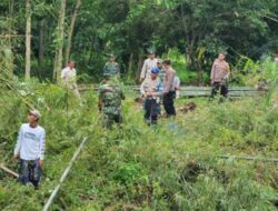 Kapolsek Pamotan dan Forkopicam Gotong Royong Bersihkan Pohon Bambu yang Akibatkan Banjir